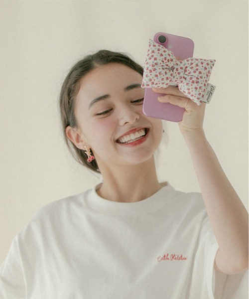 Cath Kidston（キャスキッドソン）の「パフィーリボンフォングリップ Rose Heart Ditsy（スマホグッズ・レディース・レッド・FREE）」の6枚目の写真