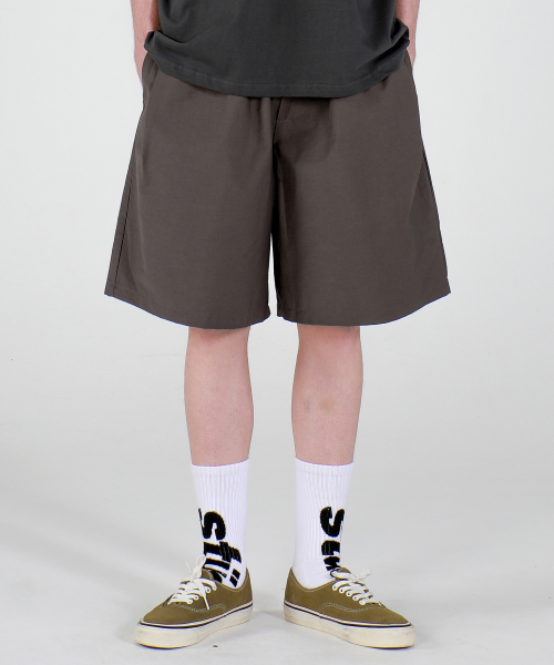 ESN(イーエスエヌ)の「ナイロンワンタックワイドショーツチャコール(その他パンツ・メンズ・その他・LARGE/MEDIUM)」の1枚目の写真