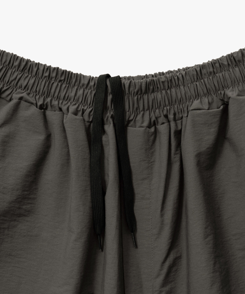ESN(イーエスエヌ)の「ナイロンワンタックワイドショーツチャコール(その他パンツ・メンズ・その他・LARGE/MEDIUM)」の6枚目の写真