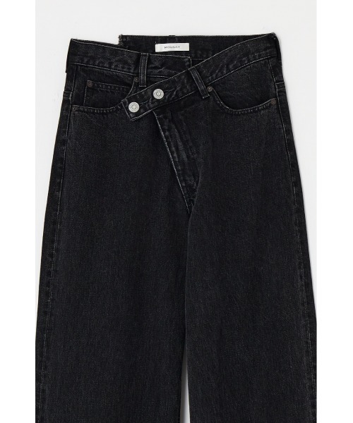 MOUSSY（マウジー）の「CROSS WAIST WIDE STRAIGHT / クロスウエストワイドストレート（デニムパンツ・レディース・ダークブルー/ブラック/ライトブルー/ブルー・0/1/2）」の12枚目の写真