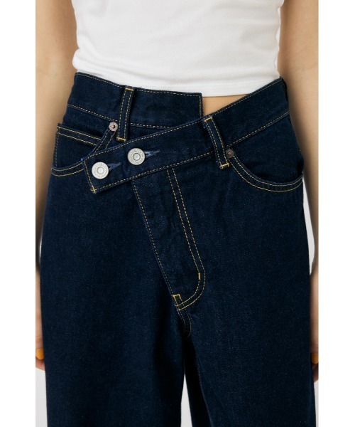 MOUSSY（マウジー）の「CROSS WAIST WIDE STRAIGHT / クロスウエストワイドストレート（デニムパンツ・レディース・ダークブルー/ブラック/ライトブルー/ブルー・0/1/2）」の21枚目の写真