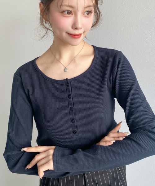 moment+（モーメントプラス）の「デコルテヘンリーネック長袖リブトップス（Tシャツ/カットソー・レディース・グレイッシュベージュ/チャコールグレー/ブラック/ネイビー/アイボリー/ピンク・L/M）」の5枚目の写真