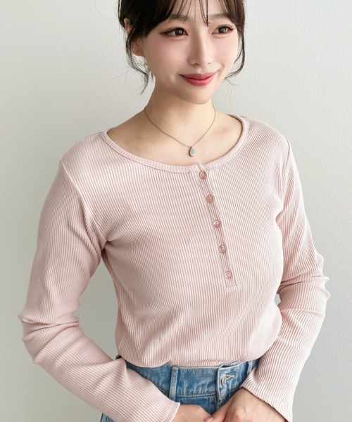 moment+（モーメントプラス）の「デコルテヘンリーネック長袖リブトップス（Tシャツ/カットソー・レディース・グレイッシュベージュ/チャコールグレー/ブラック/ネイビー/アイボリー/ピンク・L/M）」の6枚目の写真