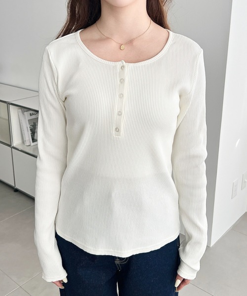 moment+（モーメントプラス）の「デコルテヘンリーネック長袖リブトップス（Tシャツ/カットソー・レディース・グレイッシュベージュ/チャコールグレー/ブラック/ネイビー/アイボリー/ピンク・L/M）」の19枚目の写真