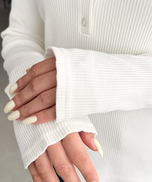 moment+（モーメントプラス）の「デコルテヘンリーネック長袖リブトップス（Tシャツ/カットソー・レディース・グレイッシュベージュ/チャコールグレー/ブラック/ネイビー/アイボリー/ピンク・L/M）」の20枚目の写真