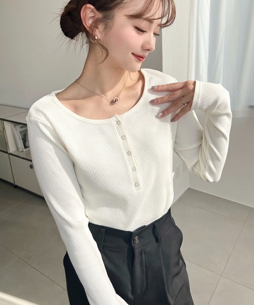 moment+（モーメントプラス）の「デコルテヘンリーネック長袖リブトップス（Tシャツ/カットソー・レディース・グレイッシュベージュ/チャコールグレー/ブラック/ネイビー/アイボリー/ピンク・L/M）」の10枚目の写真