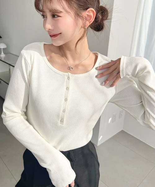 moment+（モーメントプラス）の「デコルテヘンリーネック長袖リブトップス（Tシャツ/カットソー・レディース・グレイッシュベージュ/チャコールグレー/ブラック/ネイビー/アイボリー/ピンク・L/M）」の8枚目の写真