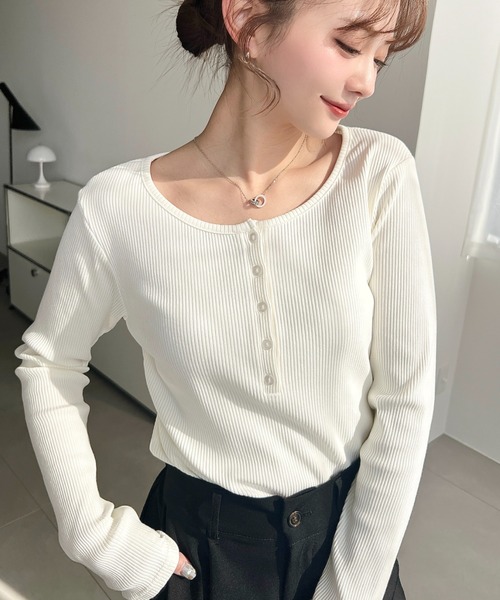 moment+（モーメントプラス）の「デコルテヘンリーネック長袖リブトップス（Tシャツ/カットソー・レディース・グレイッシュベージュ/チャコールグレー/ブラック/ネイビー/アイボリー/ピンク・L/M）」の12枚目の写真