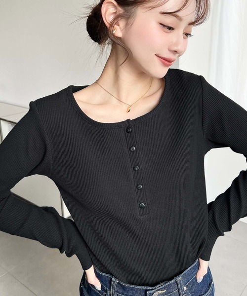 moment+（モーメントプラス）の「デコルテヘンリーネック長袖リブトップス（Tシャツ/カットソー・レディース・グレイッシュベージュ/チャコールグレー/ブラック/ネイビー/アイボリー/ピンク・L/M）」の22枚目の写真