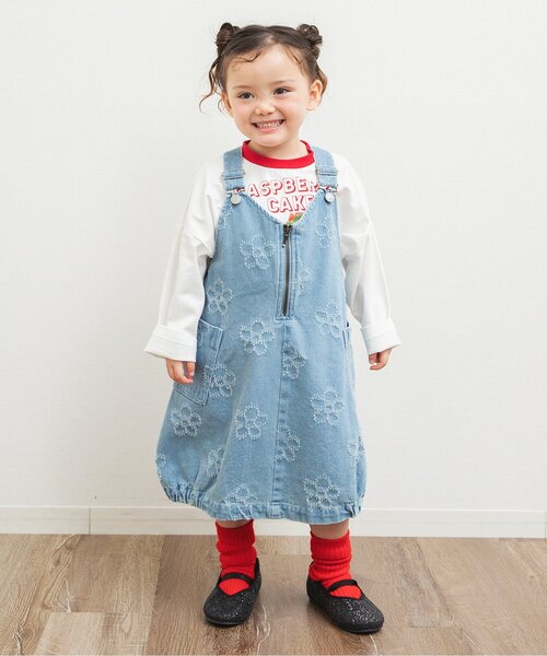 BREEZE（ブリーズ）の「フラワーデニムジャンスカ（ジャンパースカート・キッズ・ネイビー/サックスブルー・130/120/100/110/90/80）」の7枚目の写真