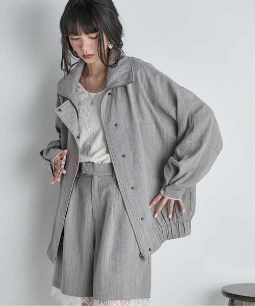 THE YOn（ザヨン）の「バックシャンスタンドネックピンストライプジップアップブルゾン（ブルゾン・レディース・ヘザーグレー/ブラウン・FREE）」の3枚目の写真