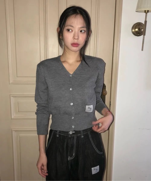 COIRIS_（コイリス）の「◇COIRIS◇ブランド直輸入正規品/ラオン Vネック ニット カーディガン RAON V-NECK KNIT CARDIGAN（カーディガン/ボレロ・レディース・グレー/ブラック・FREE）」の8枚目の写真