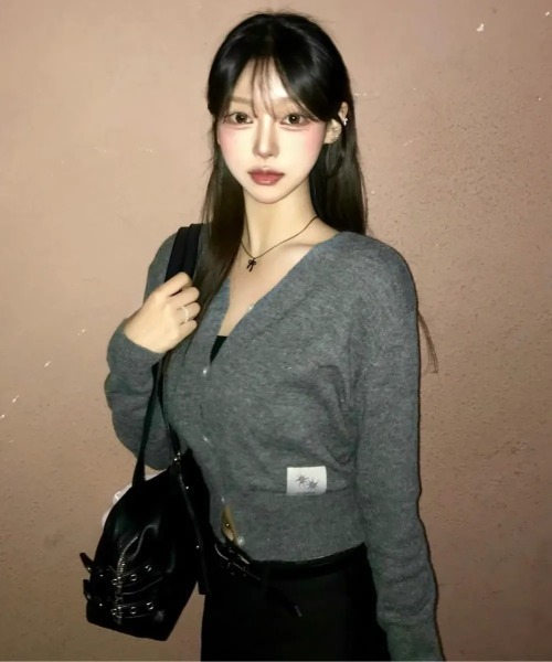 COIRIS_（コイリス）の「◇COIRIS◇ブランド直輸入正規品/ラオン Vネック ニット カーディガン RAON V-NECK KNIT CARDIGAN（カーディガン/ボレロ・レディース・グレー/ブラック・FREE）」の6枚目の写真