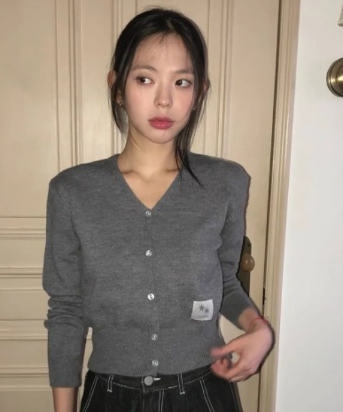 COIRIS_（コイリス）の「◇COIRIS◇ブランド直輸入正規品/ラオン Vネック ニット カーディガン RAON V-NECK KNIT CARDIGAN（カーディガン/ボレロ・レディース・グレー/ブラック・FREE）」の17枚目の写真