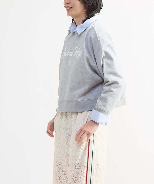 CONVERSE TOKYO(コンバーストウキョウ)の「EMBROIDERED LOGO CROPPED SWEAT(スウェット・レディース・ホワイト/グレー/ブラック・FREE)」の5枚目の写真