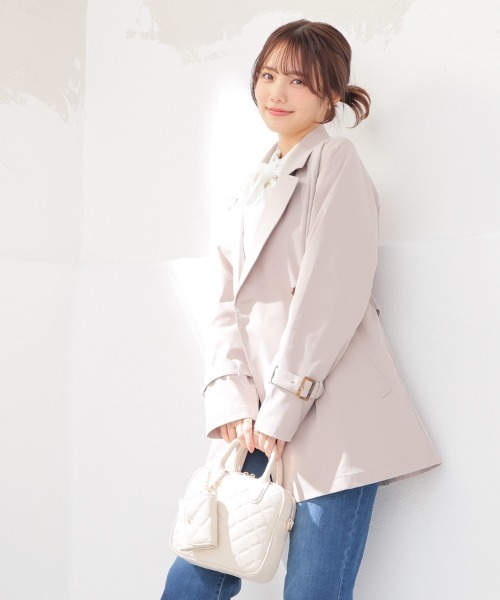 Honeys（ハニーズ）の「【非フッ素撥水加工】撥水加工ハーフ丈トレンチコート（トレンチコート・レディース・ピンクベージュ/アイボリー/ベージュ/ネイビー・S/M/LL/L）」の16枚目の写真