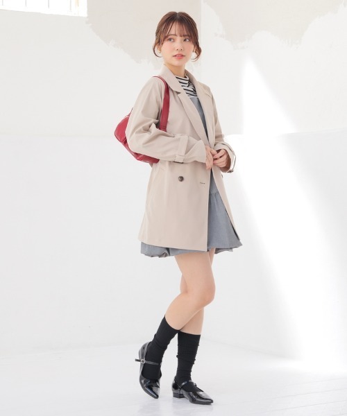 Honeys（ハニーズ）の「【非フッ素撥水加工】撥水加工ハーフ丈トレンチコート（トレンチコート・レディース・ピンクベージュ/アイボリー/ベージュ/ネイビー・S/M/LL/L）」の19枚目の写真