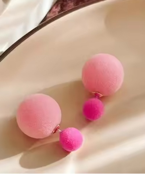 VIBGYOR Women(ヴィブジョー ウィメン)の「【urge select】バイカラー ボールデザイン ピアス(ピアス(両耳用)・レディース・ブラック系/ブルー系/イエロー系/ピンク系/レッド系・FREE)」の4枚目の写真