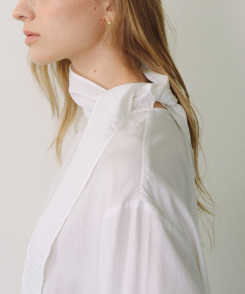 URAGO(ユラーゴ)の「Draped tie blouse(シャツ/ブラウス・レディース・チャコールグレー/アイボリー・FREE)」の3枚目の写真