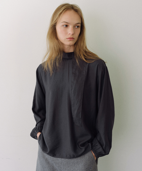 URAGO（ユラーゴ）の「Draped tie blouse（シャツ/ブラウス・レディース・チャコールグレー/アイボリー・FREE）」の4枚目の写真