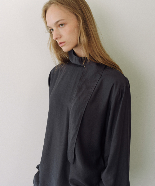 URAGO（ユラーゴ）の「Draped tie blouse（シャツ/ブラウス・レディース・チャコールグレー/アイボリー・FREE）」の5枚目の写真