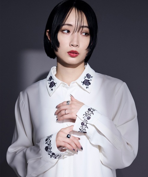 Ellno Loset（エルノロゼット）の「【UVカット＆イージーケア】ローズ刺繍トロミシャツ（シャツ/ブラウス・メンズ・オフホワイト/ブルーグレー/ブラック・MEDIUM/SMALL/LARGE）」の2枚目の写真
