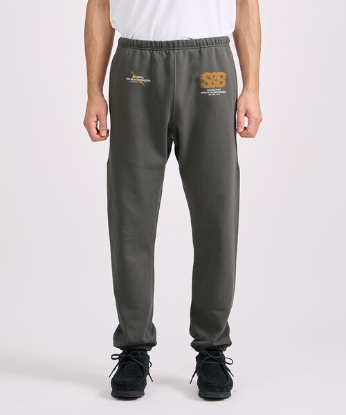 BEDWIN & THE HEARTBREAKERS（ベドウィン アンド ザ ハートブレイカーズ）の「BEDWIN & THE HEARTBREAKERS x Saturdays NYC Ex. PRINTED SWEATPANTS "BOSTON"（その他パンツ・メンズ・グレー/チャコールグレー・M/S/XL/L）」の2枚目の写真