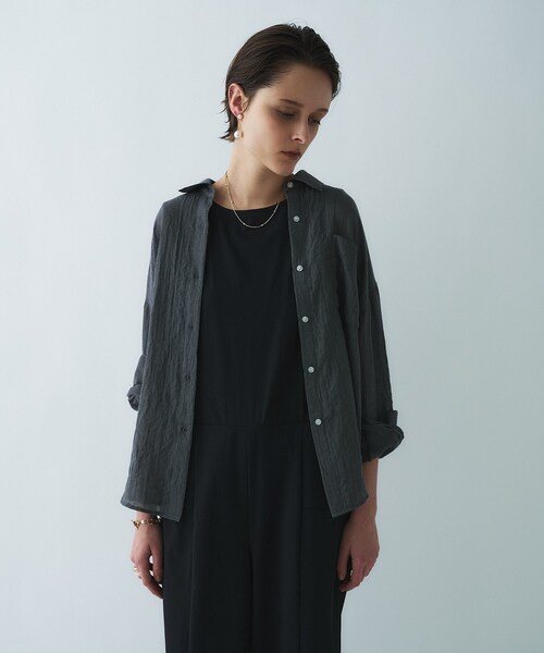 cloenc（クロエンス）の「【手洗い可】シアーシャンブレーシャツ（シャツ/ブラウス・レディース・ホワイト/ピンク/ダークグレー/ベージュ/ライトパープル/サックスブルー・01/02）」の2枚目の写真