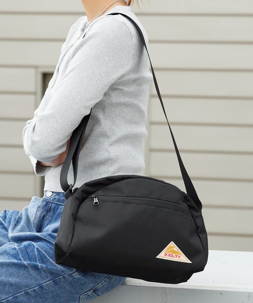 KELTY（ケルティ）の「KELTY/ケルティ ES ROUND TOP BAG M アウトドア フェス ライブ 公園 カジュアル スポーティー 2026年春夏（ショルダーバッグ・メンズ・スカイブルー/ブラック/ベージュ/ネイビー/オリーブ/セージグリーン/タン/マスタード/ブラウン系その他・FREE）」の2枚目の写真