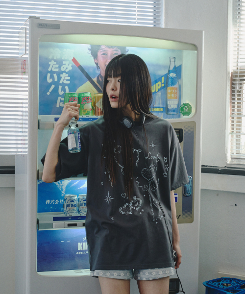 MIHEV（ミヘブ）の「ミユラブリー チャーム オーバーサイズ 半袖Tシャツ チャコール（Tシャツ/カットソー・レディース・その他・FREE）」の2枚目の写真