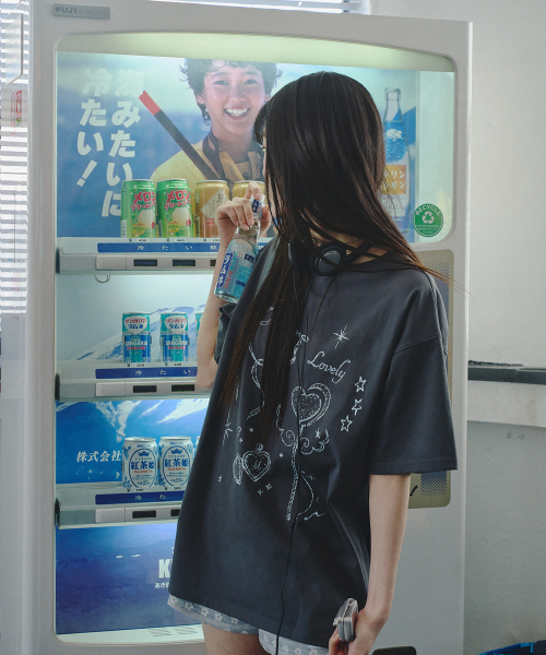 MIHEV（ミヘブ）の「ミユラブリー チャーム オーバーサイズ 半袖Tシャツ チャコール（Tシャツ/カットソー・レディース・その他・FREE）」の3枚目の写真