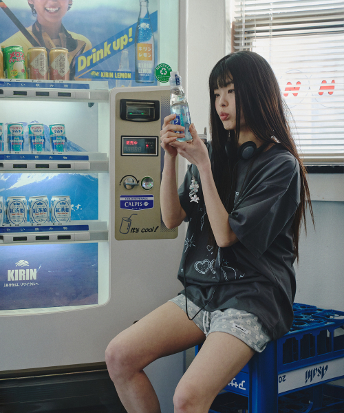 MIHEV（ミヘブ）の「ミユラブリー チャーム オーバーサイズ 半袖Tシャツ チャコール（Tシャツ/カットソー・レディース・その他・FREE）」の4枚目の写真