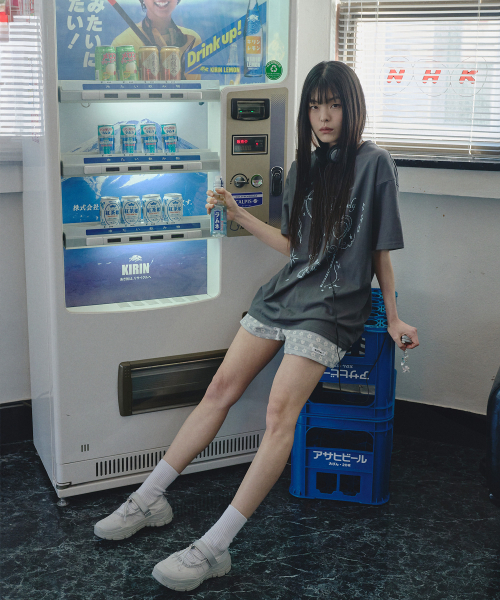 MIHEV（ミヘブ）の「ミユラブリー チャーム オーバーサイズ 半袖Tシャツ チャコール（Tシャツ/カットソー・レディース・その他・FREE）」の6枚目の写真