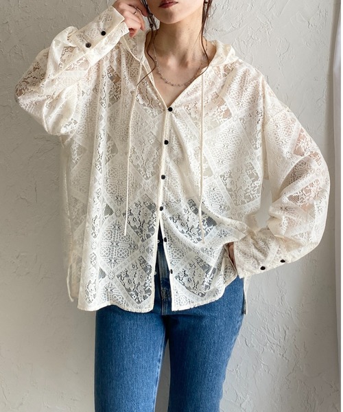 She's Closet(シーズクローゼット)の「フード付き オーバーサイズ 長袖 シアー レース シャツ ブラウス(シャツ/ブラウス・レディース・アイボリー/ブラック/ホワイト・FREE)」の2枚目の写真