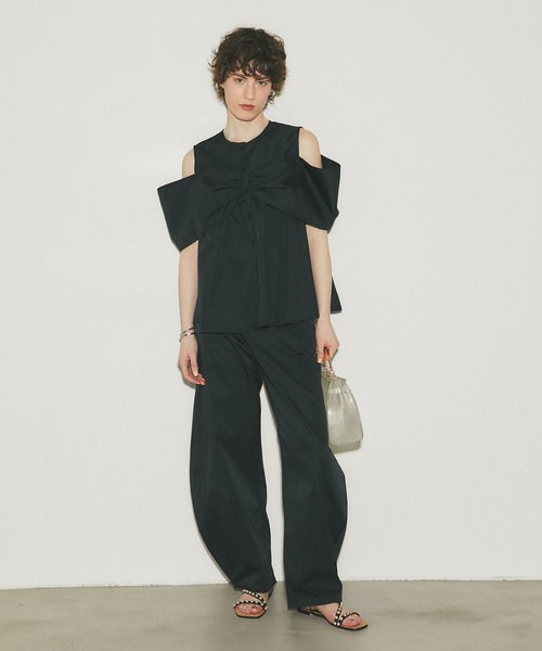 ARVELLIA(アルベリア)の「SCULPTED BOW BLOUSE(シャツ/ブラウス・レディース・ブラック/ホワイト・M)」の3枚目の写真