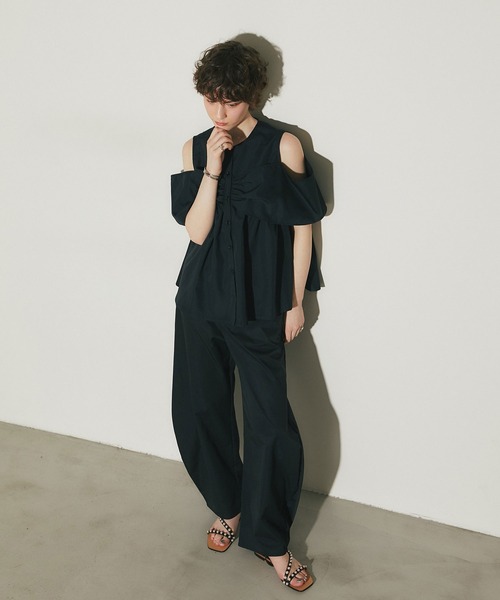 ARVELLIA(アルベリア)の「SCULPTED BOW BLOUSE(シャツ/ブラウス・レディース・ブラック/ホワイト・M)」の4枚目の写真