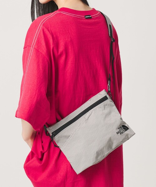 THE NORTH FACE(ザノースフェイス)の「<THE NORTH FACE>ラフター ショルダーポーチ M/ショルダーバッグ(ショルダーバッグ・レディース・ライトグレー/ブラック・FREE)」の4枚目の写真