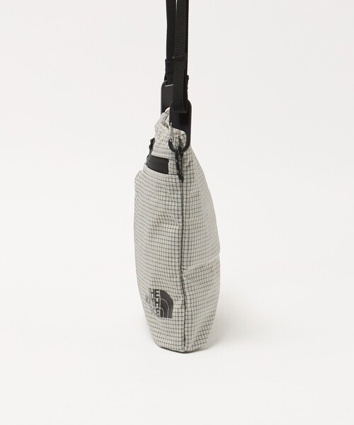 THE NORTH FACE(ザノースフェイス)の「<THE NORTH FACE>ラフター ショルダーポーチ M/ショルダーバッグ(ショルダーバッグ・レディース・ライトグレー/ブラック・FREE)」の8枚目の写真