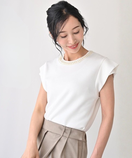 Ehre style(エーレスタイル)の「首元パールで お顔 映え服 立体袖Tシャツ(Tシャツ/カットソー・レディース・ホワイト/ブラック・FREE)」の1枚目の写真