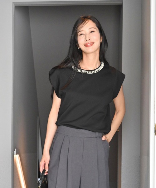 Ehre style(エーレスタイル)の「首元パールで お顔 映え服 立体袖Tシャツ(Tシャツ/カットソー・レディース・ホワイト/ブラック・FREE)」の3枚目の写真