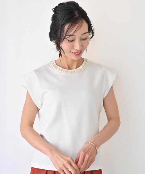 Ehre style(エーレスタイル)の「首元パールで お顔 映え服 立体袖Tシャツ(Tシャツ/カットソー・レディース・ホワイト/ブラック・FREE)」の4枚目の写真