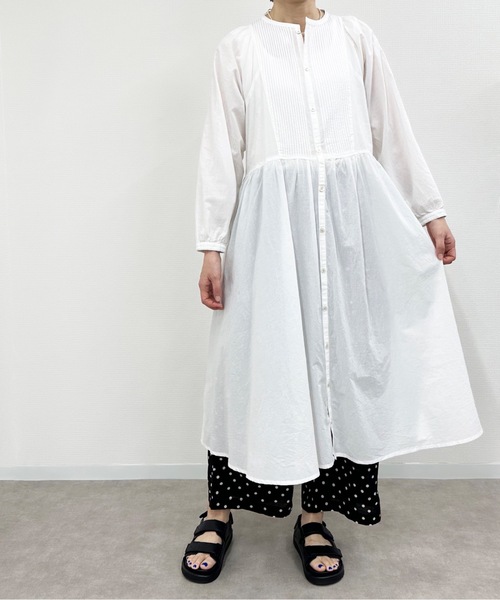 vent blanc(ヴァンブラン)の「vent blanc ヴァンブラン コットンローン ピンタック デザインシャツブラウス(ワンピース・レディース・ブラック/オフホワイト/インディゴブルー・FREE)」の1枚目の写真