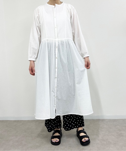 vent blanc(ヴァンブラン)の「vent blanc ヴァンブラン コットンローン ピンタック デザインシャツブラウス(ワンピース・レディース・ブラック/オフホワイト/インディゴブルー・FREE)」の4枚目の写真