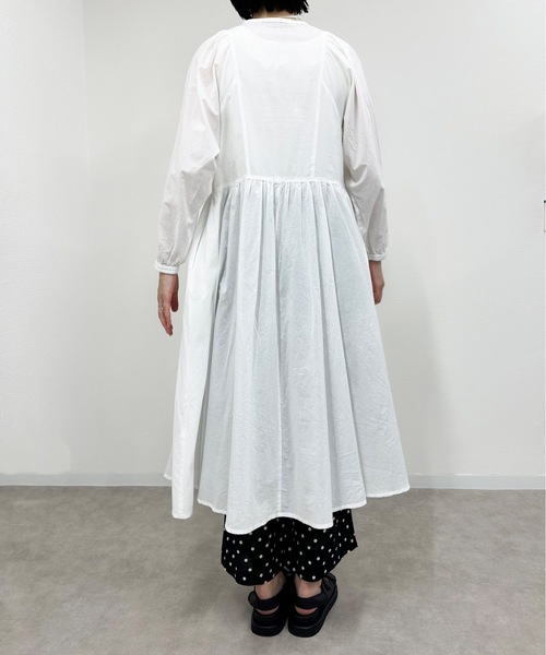 vent blanc(ヴァンブラン)の「vent blanc ヴァンブラン コットンローン ピンタック デザインシャツブラウス(ワンピース・レディース・ブラック/オフホワイト/インディゴブルー・FREE)」の5枚目の写真