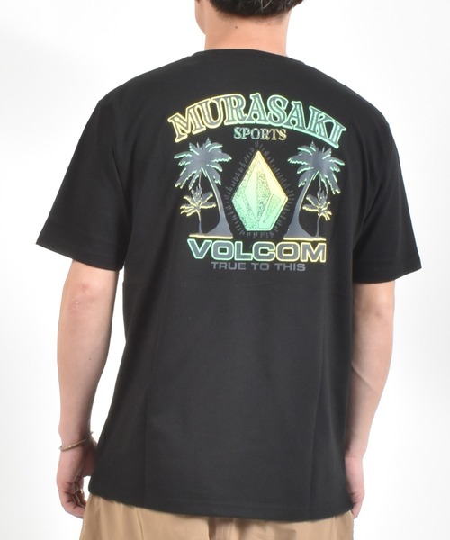 ムラサキスポーツ(ムラサキスポーツ)の「【ムラサキスポーツ限定】MURASAKI ムラサキ × VOLCOM ボルコム 半袖 Tシャツ バックプリント 90年代 BG05AU01(シャツ/ブラウス・メンズ・ホワイト/ライトグリーン/ブラック・M/L/XL)」の2枚目の写真