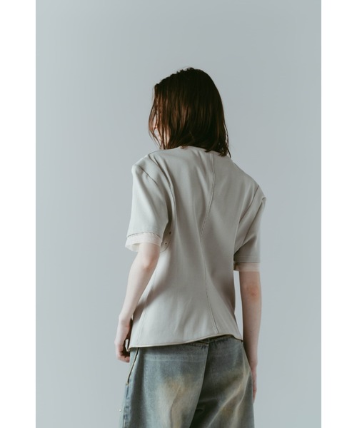Knuth Marf(クヌースマーフ)の「structured shoulder top(Tシャツ/カットソー・レディース・ブラック/ライトベージュ・X-SMALL/SMALL)」の4枚目の写真