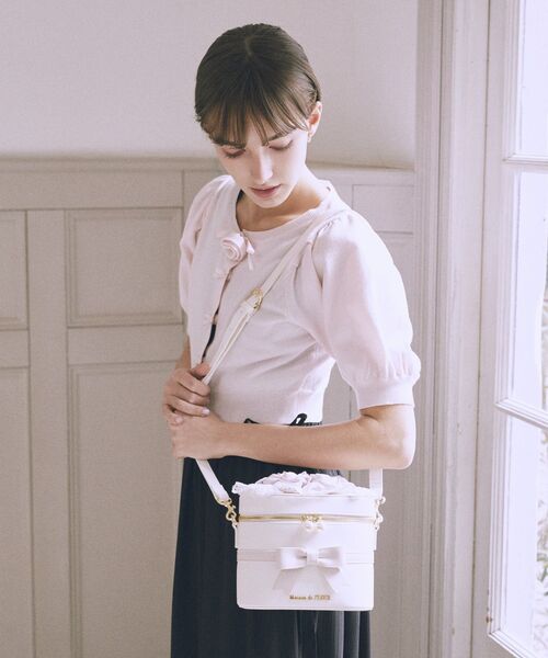 Maison de FLEUR(メゾンドフルール)の「ローズブーケキューブショルダーバッグ(ショルダーバッグ・レディース・アイボリー/ピンク・FREE)」の4枚目の写真