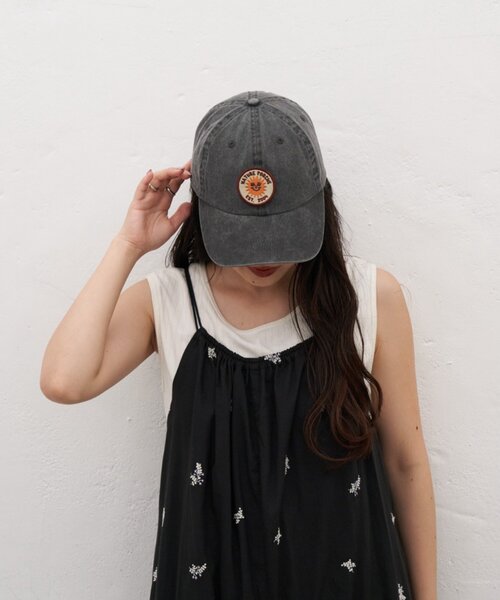 CIAOPANIC TYPY（チャオパニックティピー）の「:ピグメント加工ワッペンキャップ（キャップ・レディース・ブルー/イエロー/ブラウン/チャコールグレー・ONE SIZE）」の2枚目の写真