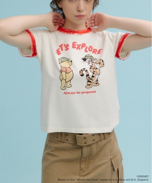 Disney SERIES CREATED by MUS(ディズニーシリーズクリエイテッドバイエムユーエス)の「MD LET'S EXPLORE Tシャツ / POOH(Tシャツ/カットソー・レディース・ライトブルー/オフホワイト/ライトブラック・FREE)」の1枚目の写真