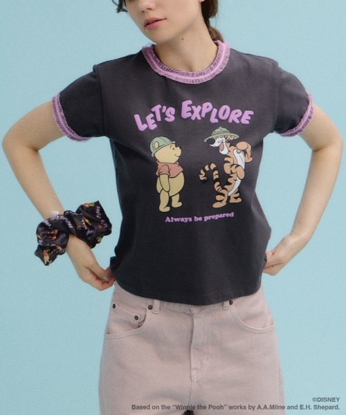 Disney SERIES CREATED by MUS(ディズニーシリーズクリエイテッドバイエムユーエス)の「MD LET'S EXPLORE Tシャツ / POOH(Tシャツ/カットソー・レディース・ライトブルー/オフホワイト/ライトブラック・FREE)」の2枚目の写真